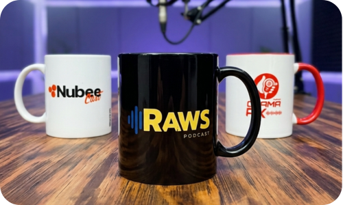 Três canecas personalizadas no estúdio RAWS, com a caneca RAWS em destaque no centro